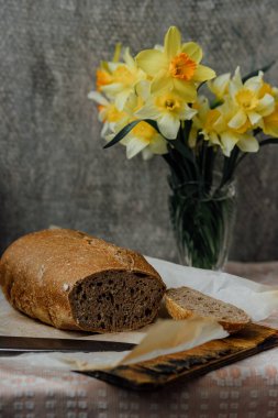Lezzetli ve sağlıklı ev yapımı ballı tahıllı ekmek..