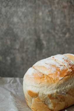 Ev yapımı, taze ekmek pişirdikten sonra soğuyor. Seçici odaklanma. metin için yer.
