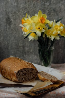 Lezzetli ve sağlıklı ev yapımı ballı kepekli ekmek..