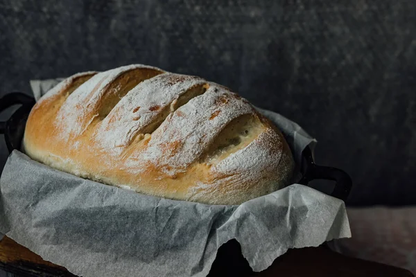 Fırın Tabağında Ev Yapımı Ekmek. Seçici odak.