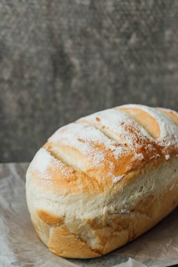Ev yapımı, taze ekmek pişirdikten sonra soğuyor. Seçici odaklanma. metin için yer.