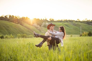 Güzel, genç damat ve gelinin güzel bir portresi.
