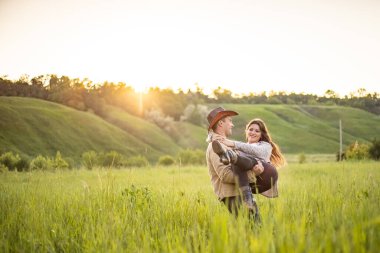 Güzel, genç damat ve gelinin güzel bir portresi.