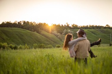 Güzel, genç damat ve gelinin güzel bir portresi.