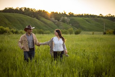 Güzel, genç damat ve gelinin güzel bir portresi.