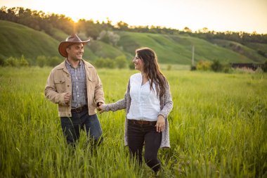 Güzel, genç damat ve gelinin güzel bir portresi.