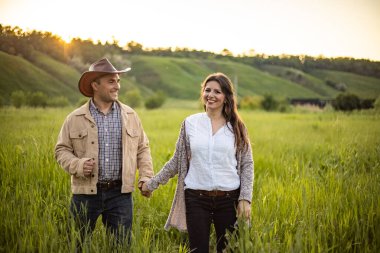 Güzel, genç damat ve gelinin güzel bir portresi.
