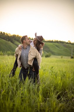 Güzel, genç damat ve gelinin güzel bir portresi.