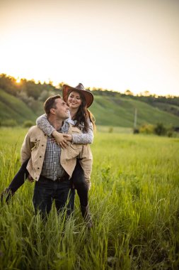 Güzel, genç damat ve gelinin güzel bir portresi.