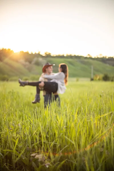 Güzel, genç damat ve gelinin güzel bir portresi.
