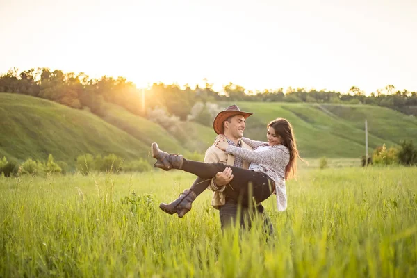 Güzel, genç damat ve gelinin güzel bir portresi.