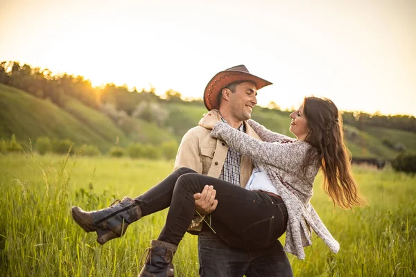 Güzel, genç damat ve gelinin güzel bir portresi.