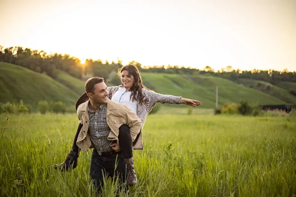 Bonito Retrato Hermoso Joven Novio Novia Aire Libre — Foto de Stock