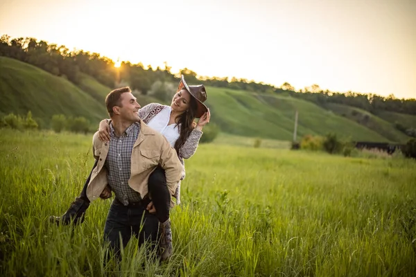 Güzel, genç damat ve gelinin güzel bir portresi.