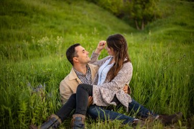 Güzel, genç damat ve gelinin güzel bir portresi.