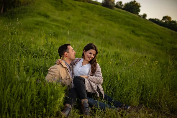 스러운 부부는 들판을 키스를 껴안고 여름해 풀밭에 발렌틴 — 스톡 사진