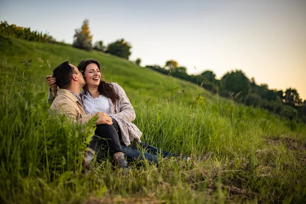 스러운 부부는 들판을 키스를 껴안고 여름해 풀밭에 발렌틴 — 스톡 사진