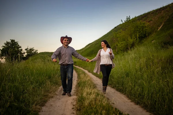 Hombre Una Chica Con Ropa Rústica Corren Largo Camino Pueblo — Foto de Stock