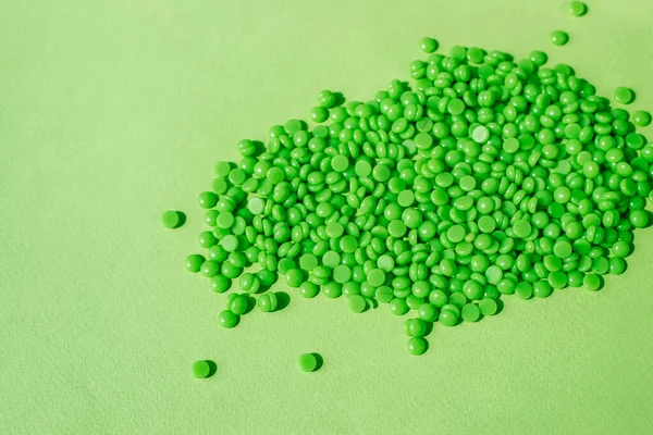 Green Wax Granules Lie Een Groene Terug — Stockfoto