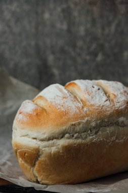 Ev yapımı, taze ekmek pişirdikten sonra soğuyor. Seçici odaklanma. metin için yer.