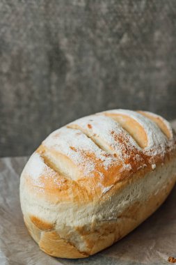 Ev yapımı, taze ekmek pişirdikten sonra soğuyor. Seçici odaklanma. metin için yer.