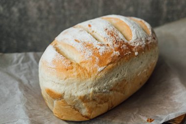 Ev yapımı, taze ekmek pişirdikten sonra soğuyor. Seçici odaklanma. metin için yer.