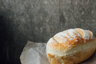 Ev yapımı, taze ekmek pişirdikten sonra soğuyor. Seçici odaklanma. metin için yer.