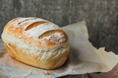 Ev yapımı, taze ekmek pişirdikten sonra soğuyor. Seçici odaklanma. metin için yer.