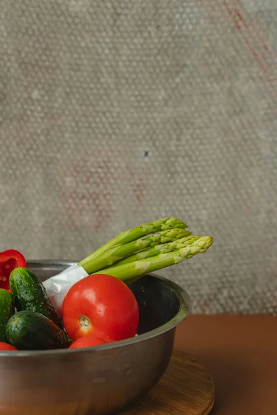 蔬菜放在金属碗里 西红柿 红椒里 在木板上和棕色背景上 背灰背景 案文的位置 — 图库照片