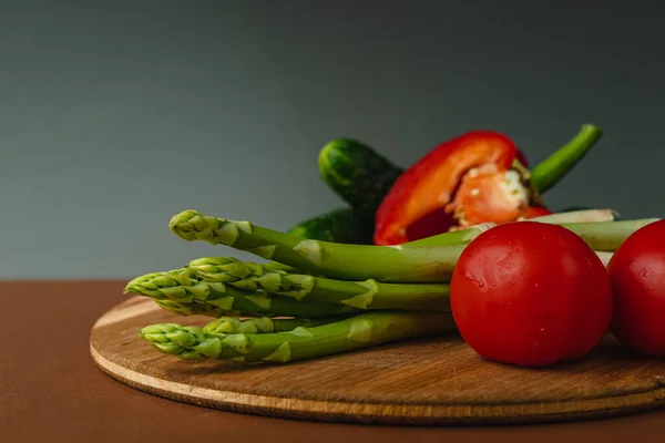 蔬菜放在木板上 西红柿 深灰色背景 案文的位置 — 图库照片