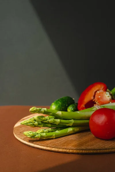 Les Légumes Reposent Sur Une Planche Bois Tomates Asperges Concombres — Photo