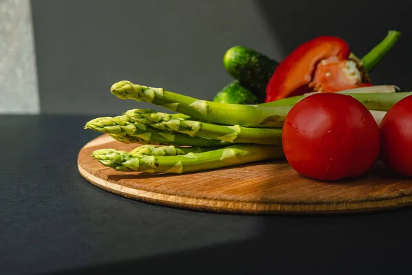 Les Légumes Reposent Sur Une Planche Bois Tomates Asperges Concombres — Photo