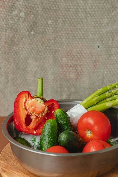 Les Légumes Trouvent Dans Bol Métal Tomates Asperges Concombres Poivrons — Photo