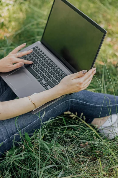 Dziewczyna Siedzi Trawie Używa Laptopa Edukacja Styl Życia Koncepcja Technologii — Zdjęcie stockowe