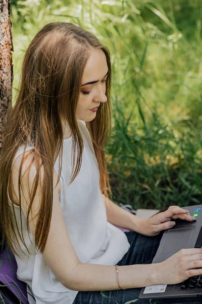 Koncepcja Pracy Zdalnej Młoda Dziewczyna Pracuje Laptopem Świeżym Powietrzu Parku — Zdjęcie stockowe