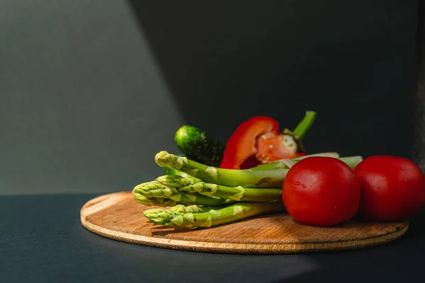Les Légumes Reposent Sur Une Planche Bois Tomates Asperges Concombres — Photo