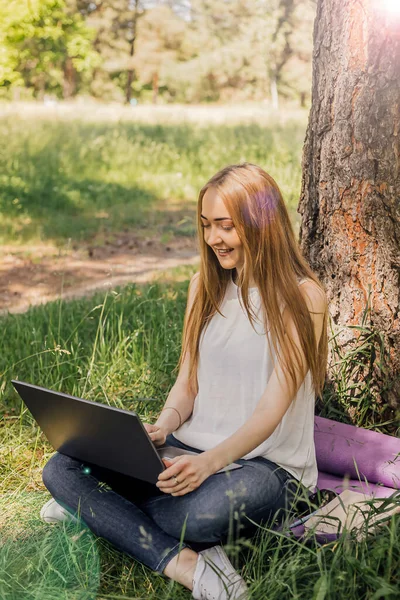 Dziewczyna Siedzi Trawie Używa Laptopa Edukacja Styl Życia Koncepcja Technologii — Zdjęcie stockowe