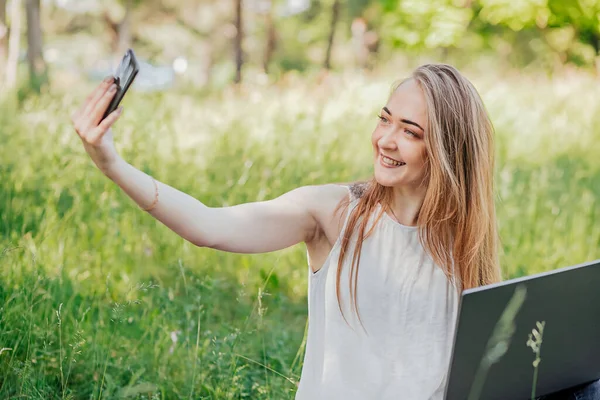 Girl Sits Outdoors Works Laptop Makes Selfie Phone Freelance Selfeducation — Stock Photo, Image