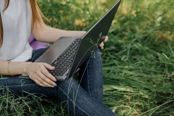 Dziewczyna Siedzi Trawie Pracuje Laptopie Wolny Strzelec — Zdjęcie stockowe