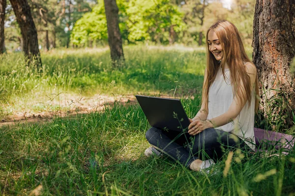 Transparencie Młoda Dziewczyna Pracuje Laptopem Świeżym Powietrzu Parku Siedząc Trawniku — Zdjęcie stockowe