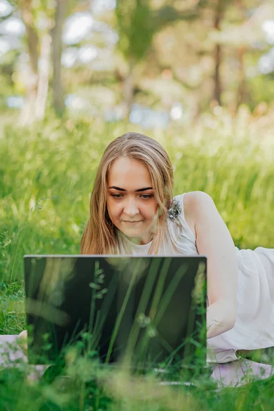 Dziewczyna Siedzi Trawie Używa Laptopa Edukacja Styl Życia Koncepcja Technologii — Zdjęcie stockowe