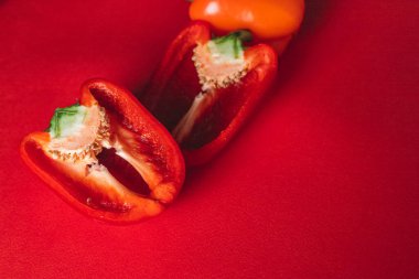 Kırmızı bir sırt çantasındaki tatlı, taze kırmızı biber, ikiye bölünmüş. Menü için fotoğraf, düzgün beslenme. taze sebze.