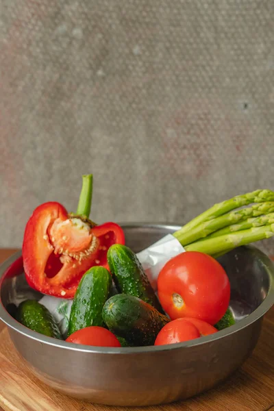 Les Légumes Trouvent Dans Bol Métal Tomates Asperges Concombres Poivrons — Photo