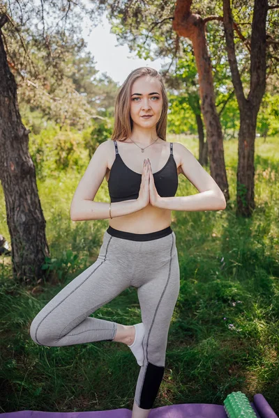 Femme Faisant Yoga Sur Herbe Verte Sommet Montagne Avec Une — Photo