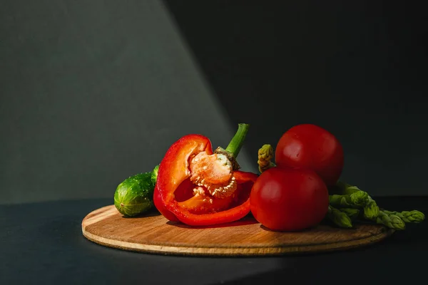 新鲜绿色芦笋 西红柿和黄瓜在木板上的分枝 深灰色背景 顶部视图 带有复制空间的基本趋势概念 — 图库照片