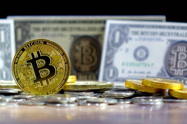 Bitcoin Kriptopara birimi. Altın Bitcoin ve banknot. Gelecek madeni para, dijital para. Engelleme teknolojisi kavramı