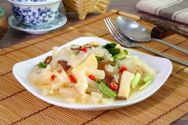 Baharatlı Karışık Mantar Salatası, Tayland usulü vejetaryen yemeği