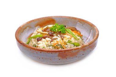 Beyaz arka planda izole edilmiş kase içinde vejetaryen pilavı. Vejetaryen kızarmış pirinç, karışık mantar, havuç ve yeşil sebze. Vejetaryen yemeği.