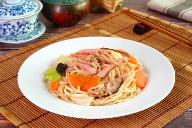 Vejetaryen Hong Kong Eriştesi. Kızarmış Hong Kong şehriyesini mantar, havuç, yeşil sebze ve sebzeli sosisle karıştır. Vejetaryen festivali için Çin vejetaryen eriştesi..