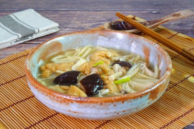 Vejetaryen tofu çorbası. Mantarlı, havuçlu ve yeşil sebzeli Kanton usulü çorba. Vejetaryen festivali için Çin vejetaryen yemeği.